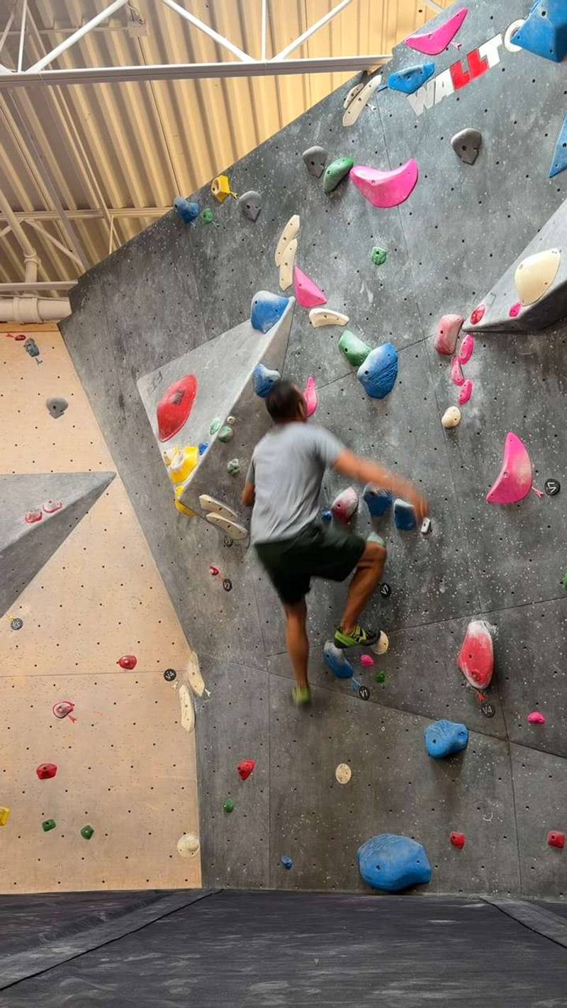 White v4, Hogtown Boulders - Beta Video from jargosin