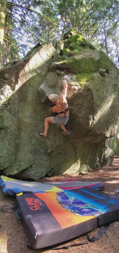 Shadows v4, Squamish - Beta Video from climbthatdee