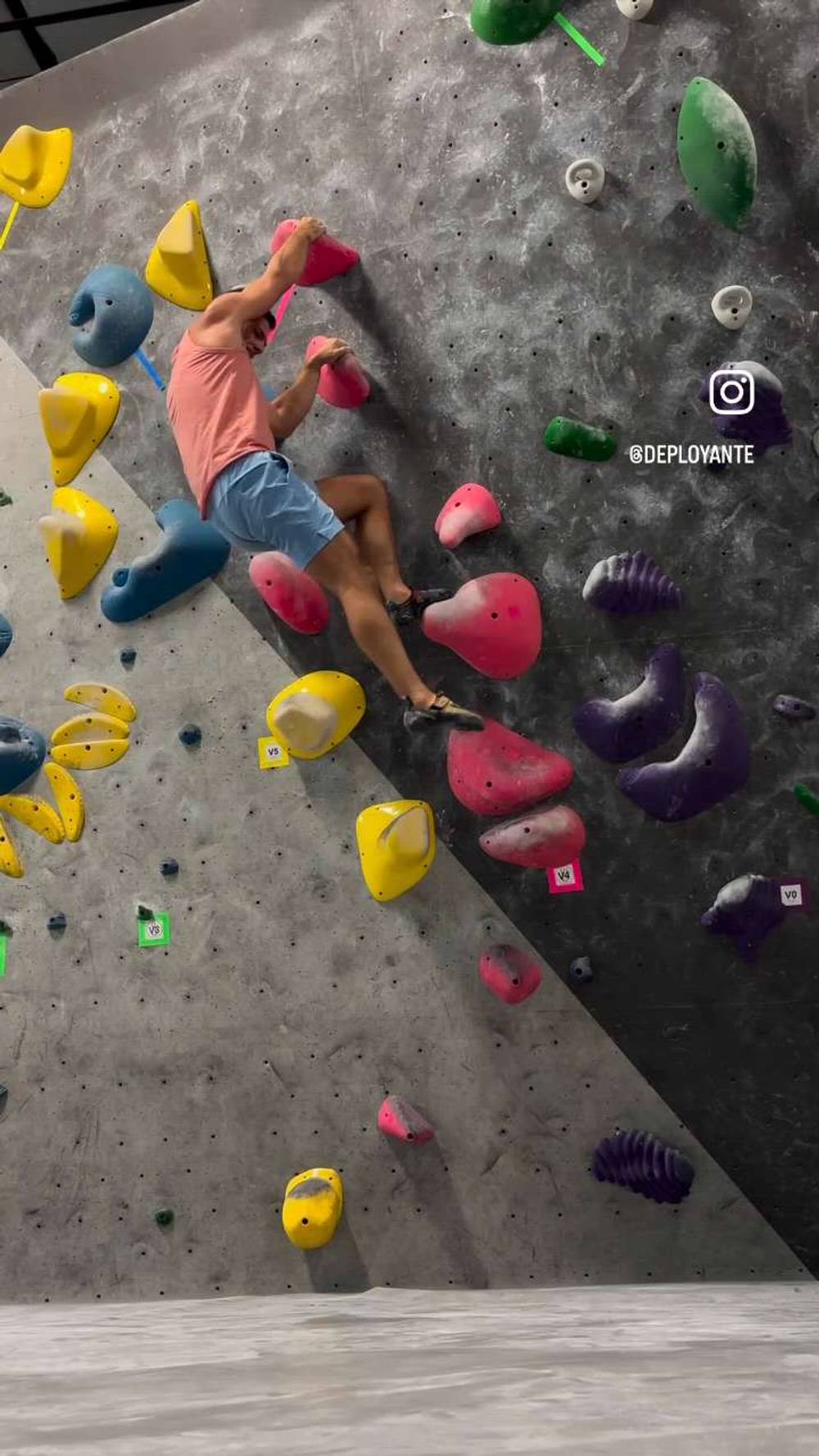 Pink v4, Black Rock Bouldering Gym - Beta Video from Deployante