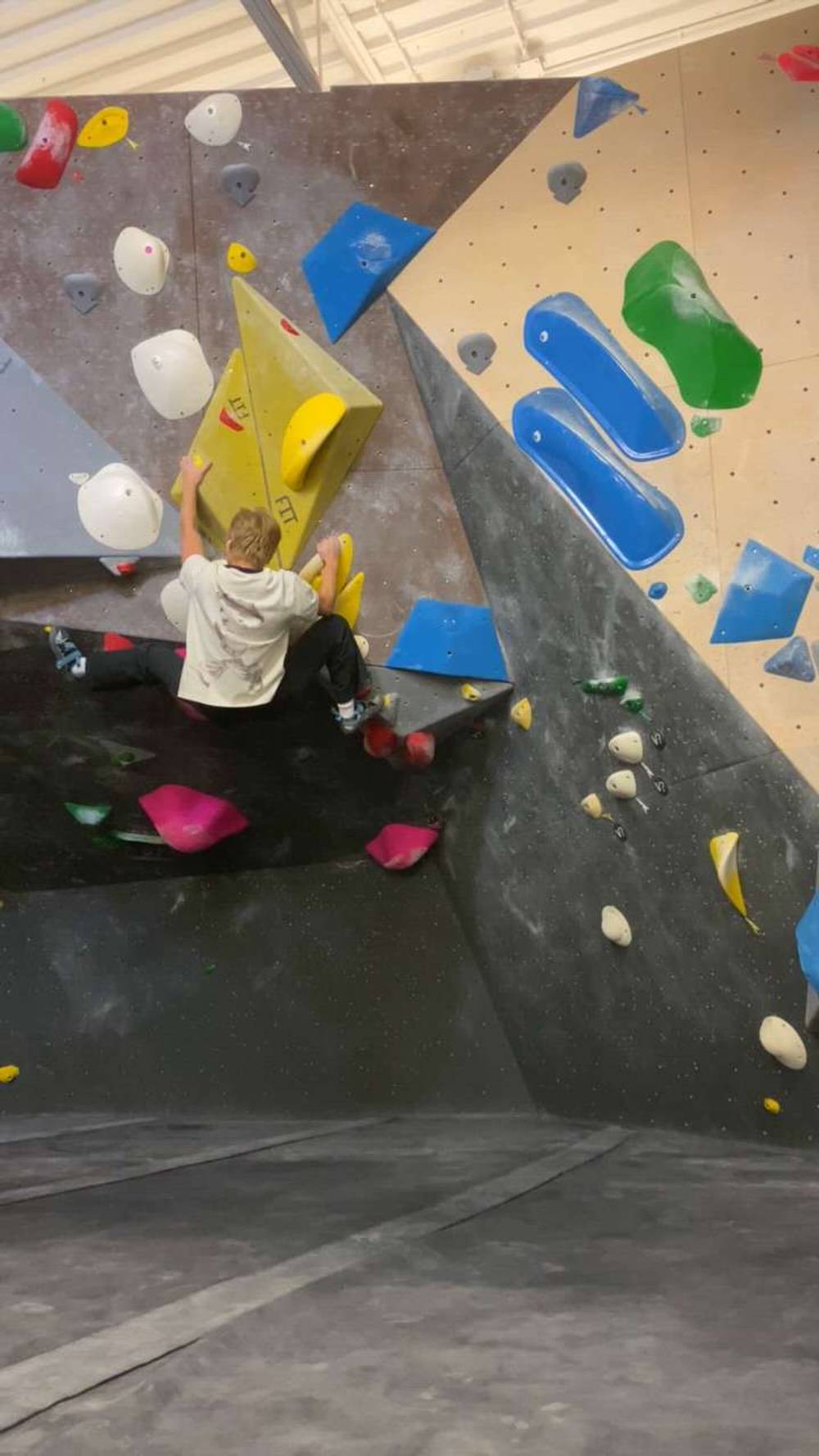 Yellow v4, Hogtown Boulders - Beta Video from natapoke