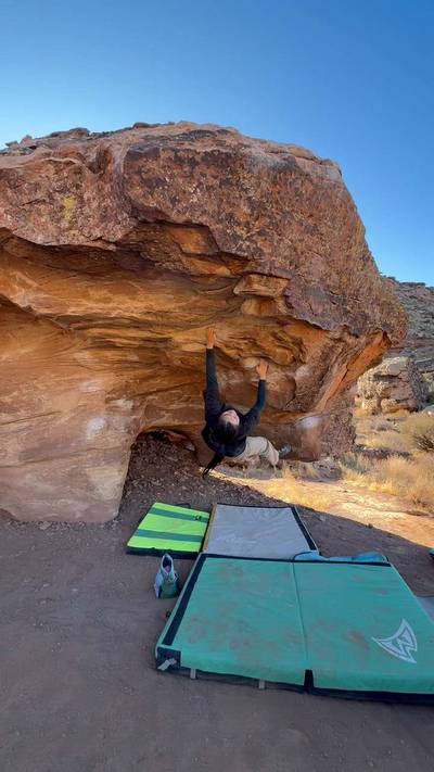 Backhoe Right v5, Moe's Valley - Beta Video from shanslowclimbs