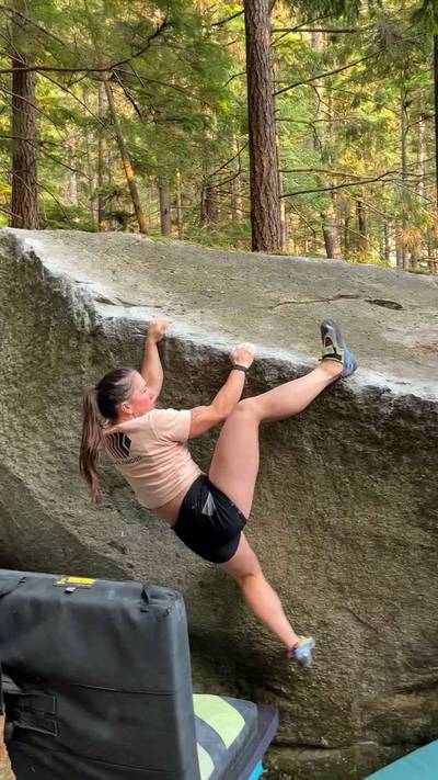 Lip-Smack Traverse v4, Squamish - Beta Video from mountainmarie