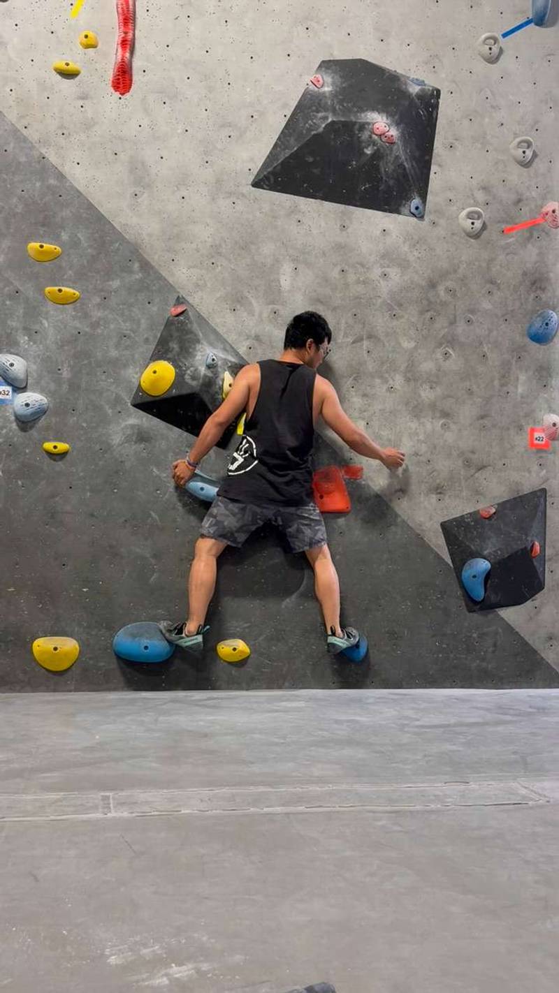 Blue v3, Black Rock Bouldering Gym - Beta Video from Cheng_bouldering