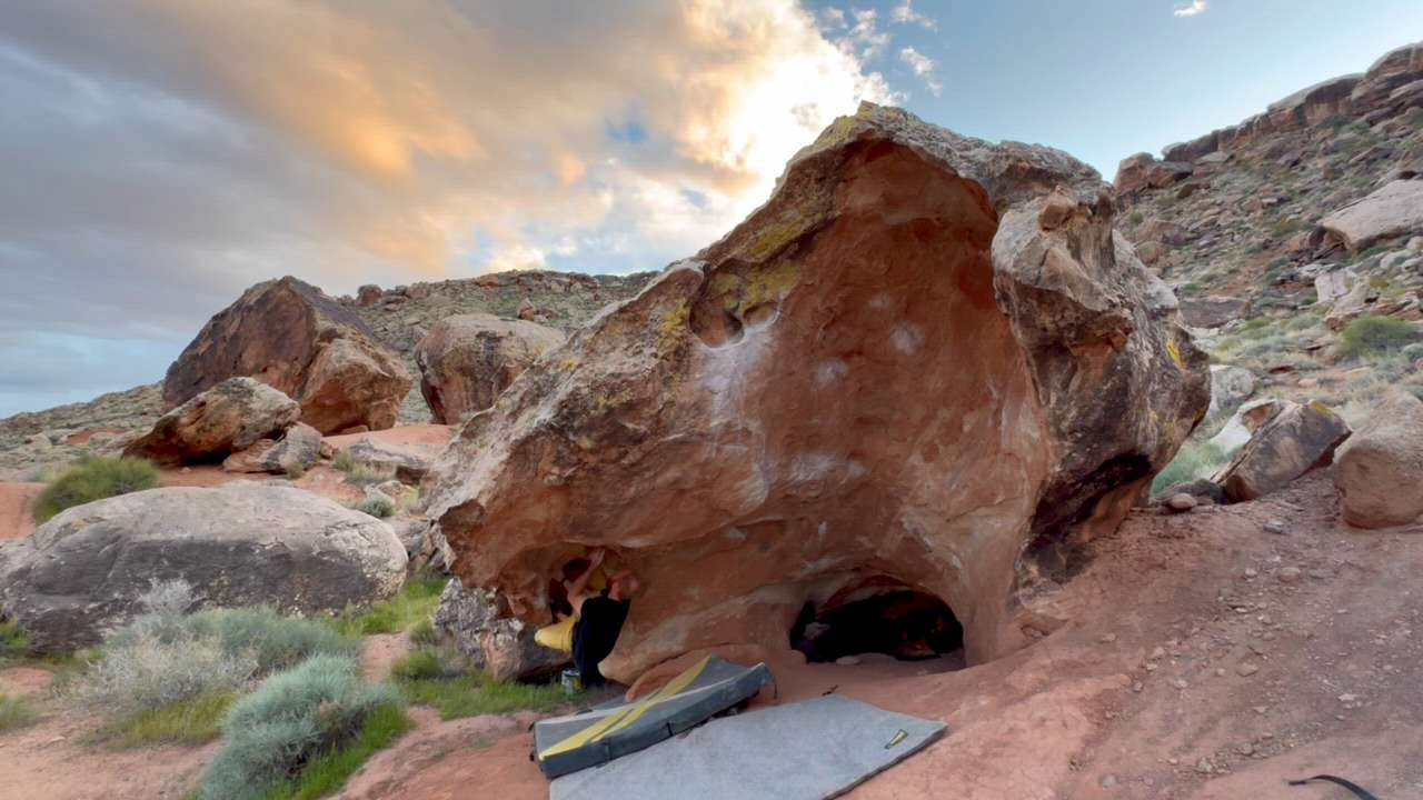 Escape Artist v12 North Moe's, Moe's Valley Bouldering Watch Beta