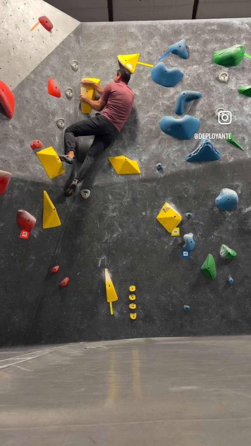 Yellow v4, Black Rock Bouldering Gym - Beta Video from Deployante