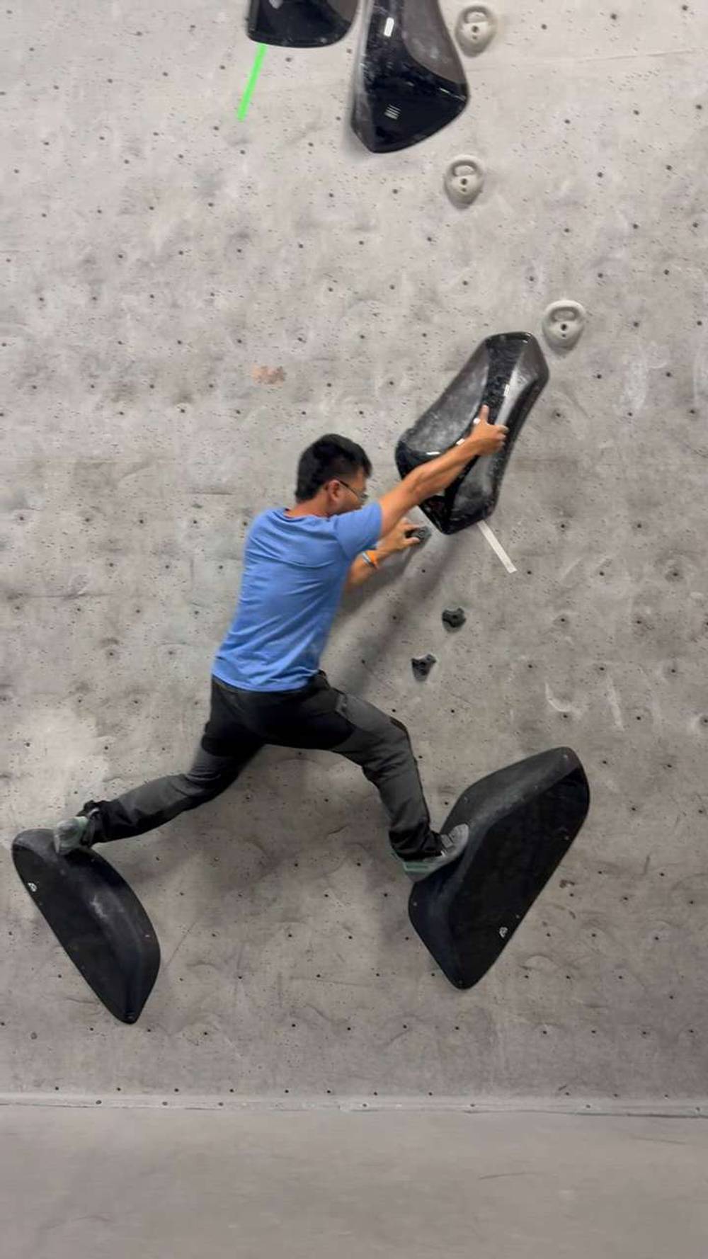 Black Medium Feature, Boulder, Black Rock Bouldering Gym - Beta Video from Cheng_bouldering