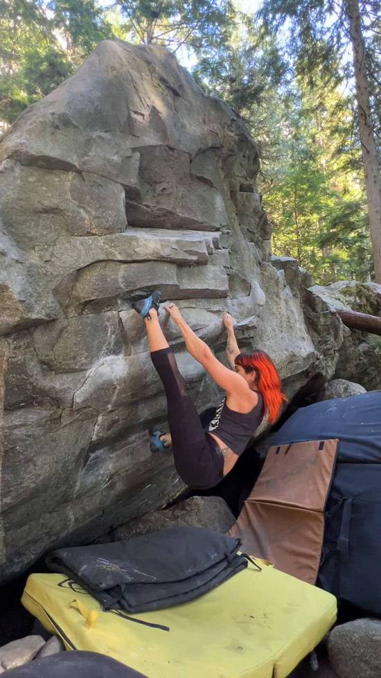 Squamish Days Traverse Low v4, Squamish - Beta Video from CRUXandbeta