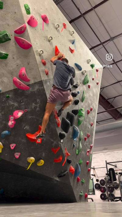Orange v4, Black Rock Bouldering Gym - Beta Video from Deployante