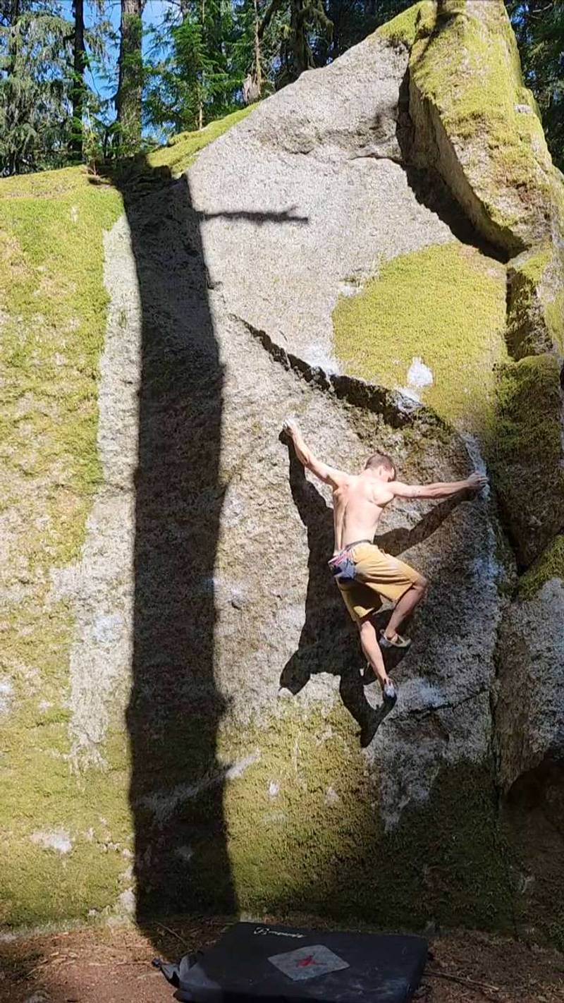 Amphitheatre Right v4, Squamish - Beta Video from CarsonClimbs