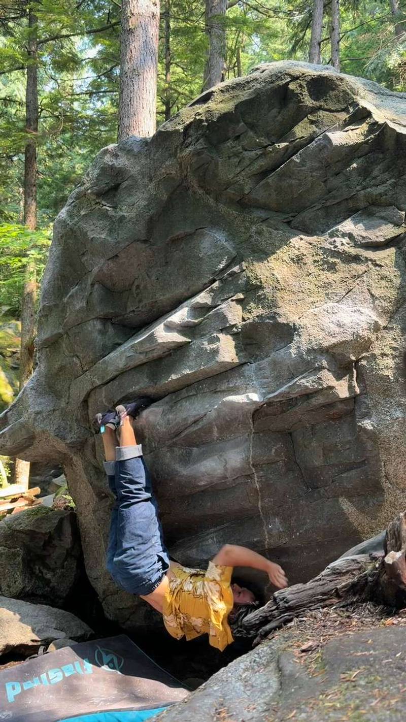 Squamish Days Traverse Low v4, Squamish - Beta Video from JayOrDan