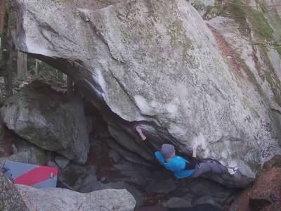 Worm World Cave Low v10, Squamish - Beta Video from LukeZimmerman