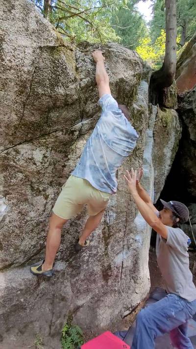 The Seamstress v4, Squamish - Beta Video from CarsonClimbs