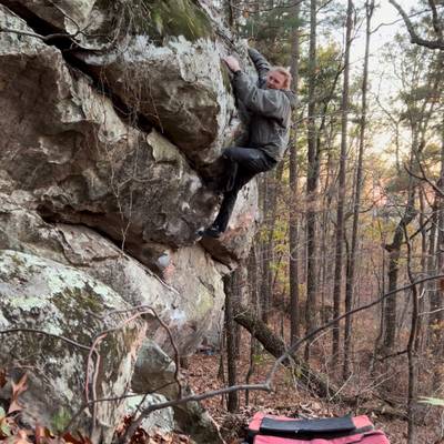 Tomb Stone v4, Hospital Boulders - Beta Video from brew_boulders