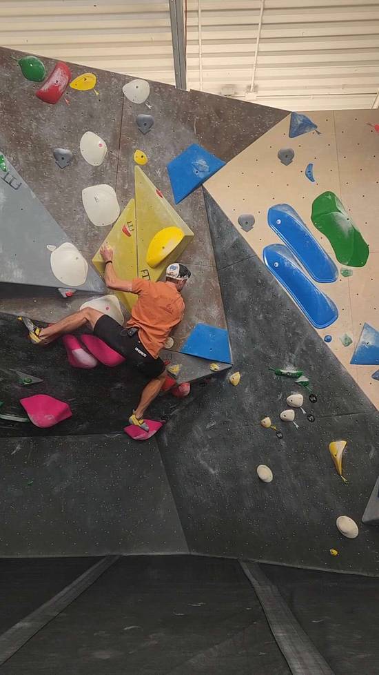 Yellow v4, Hogtown Boulders - Beta Video from evan1646