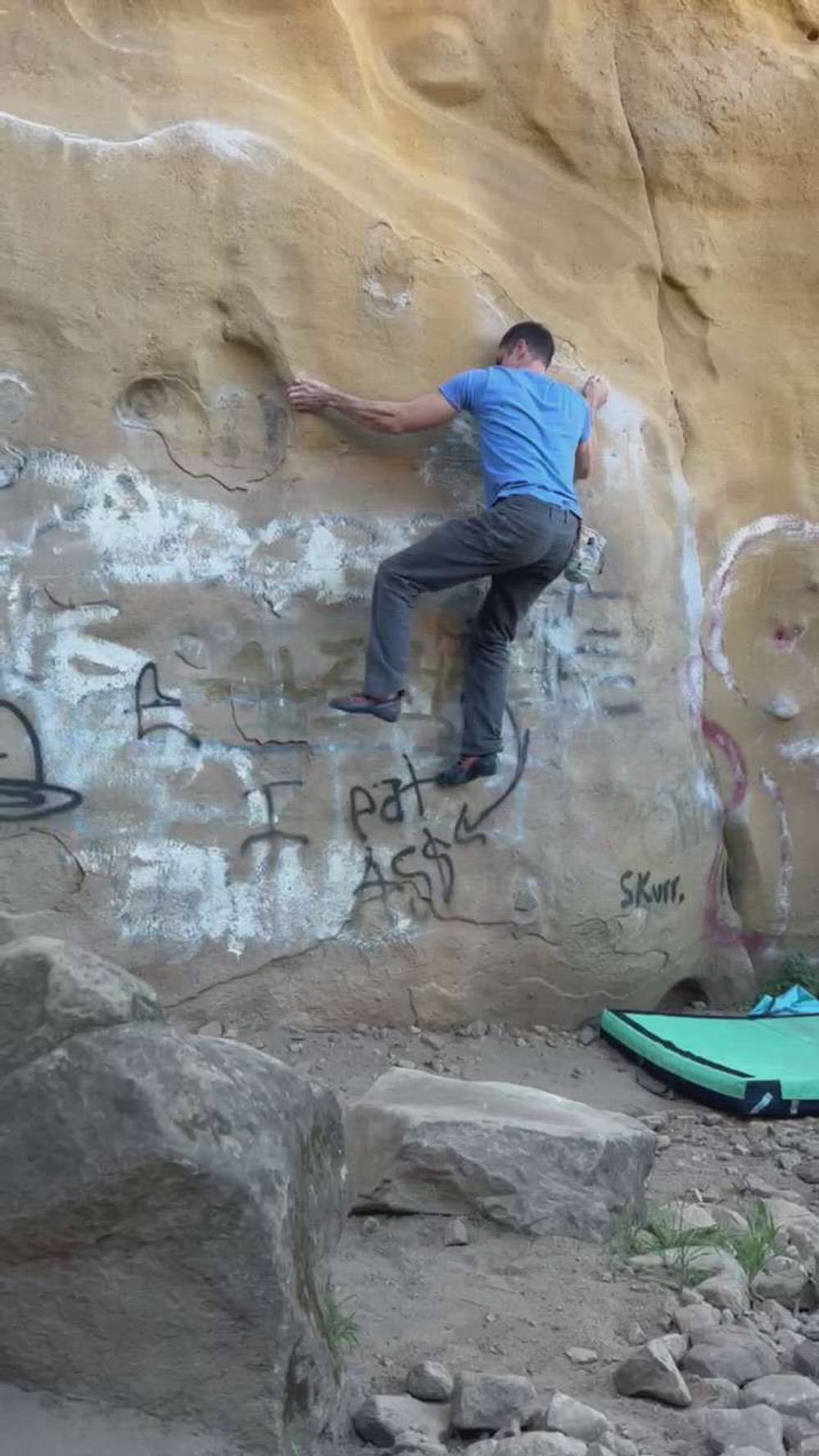 Sculpture's Traverse v2, Stoney Point - Beta Video from Bouldering_in_socks