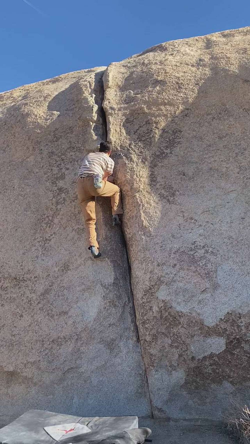 Piano Crack vB, Joshua Tree - Beta Video from Bouldering_in_socks