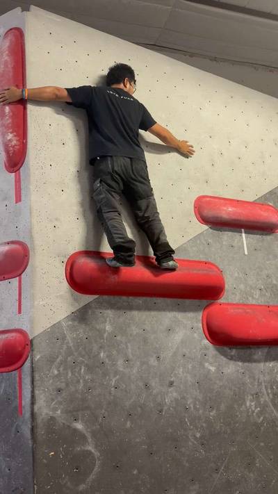 Red Boulder, Black Rock Bouldering Gym - Beta Video from Cheng_bouldering