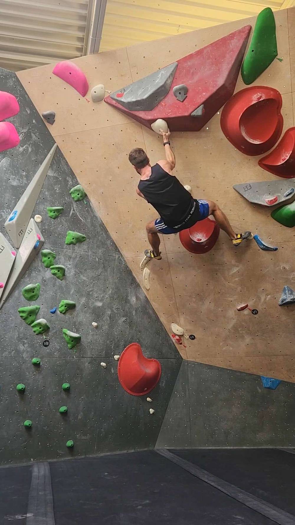 White v4, Hogtown Boulders - Beta Video from evan1646