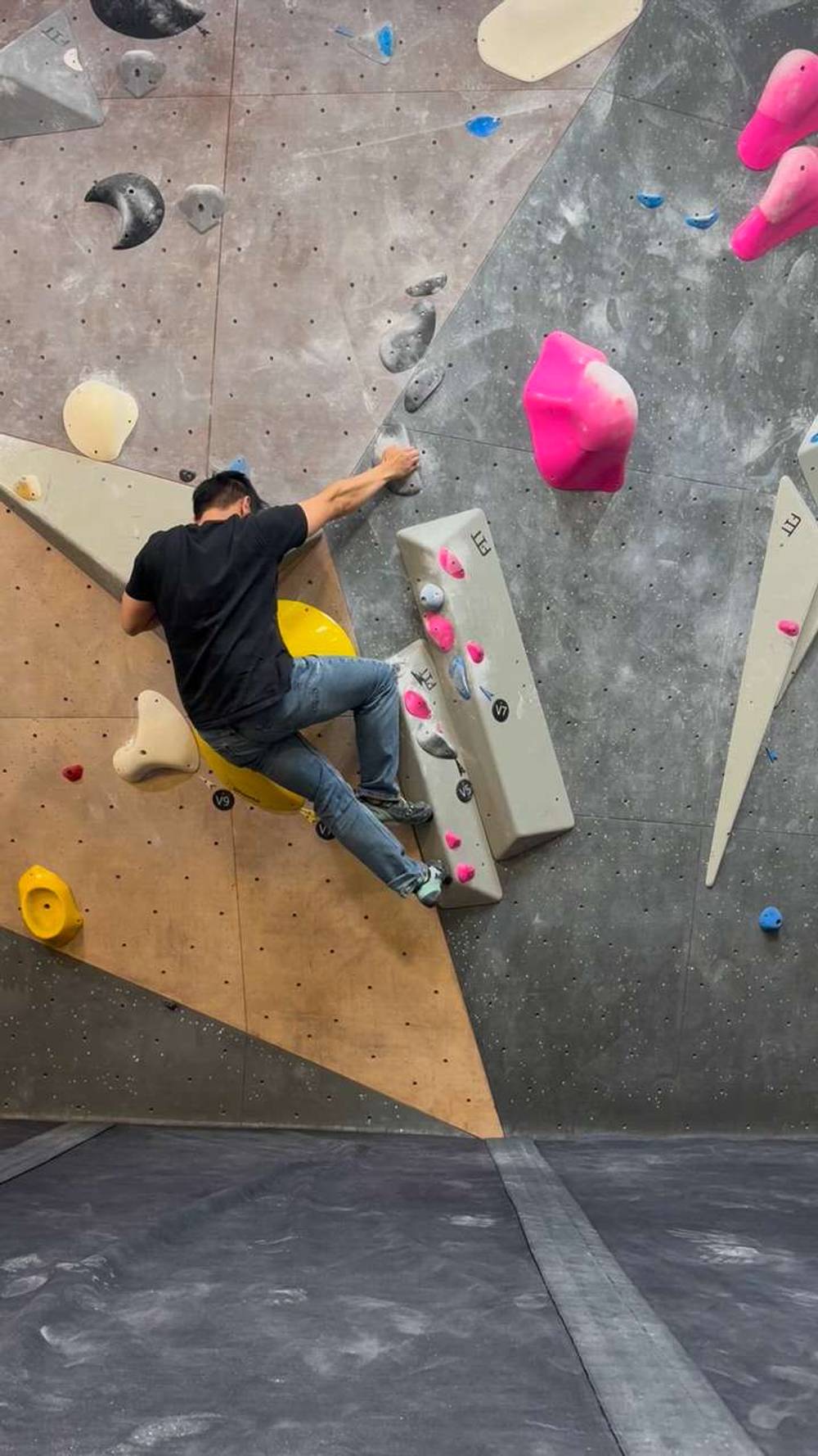 Black v5, Hogtown Boulders - Beta Video from loreno